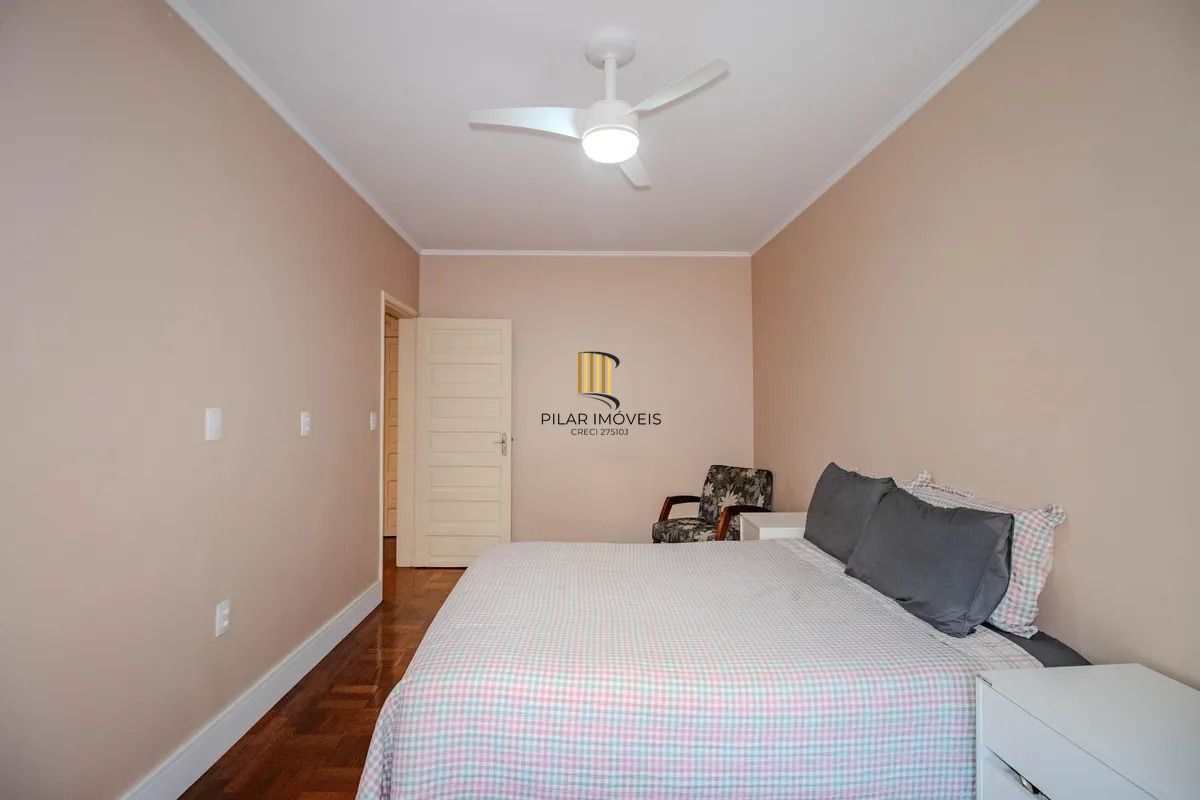 Casa Reformada com 5 Dormitórios e Amplo Pátio