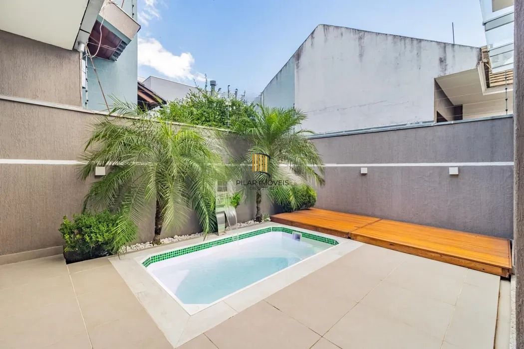 Casa térrea com 3 dormitórios, suíte e 2 vagas.