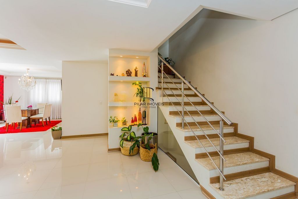 Casa em Condomínio com 3 dormitórios, suíte e 2 vagas cobertas.