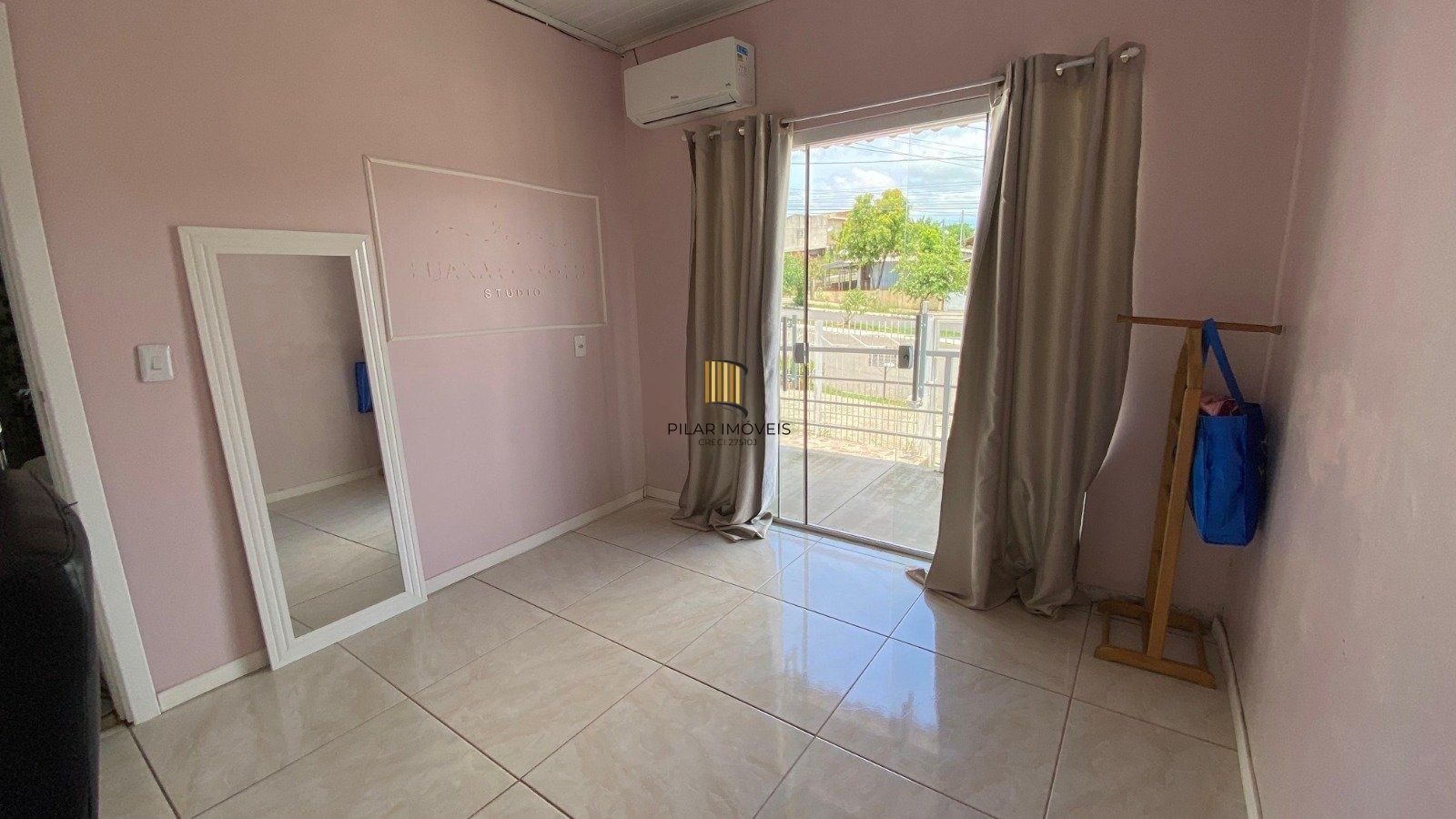 Casa térrea com 2 dormitórios, totalmente reformada.