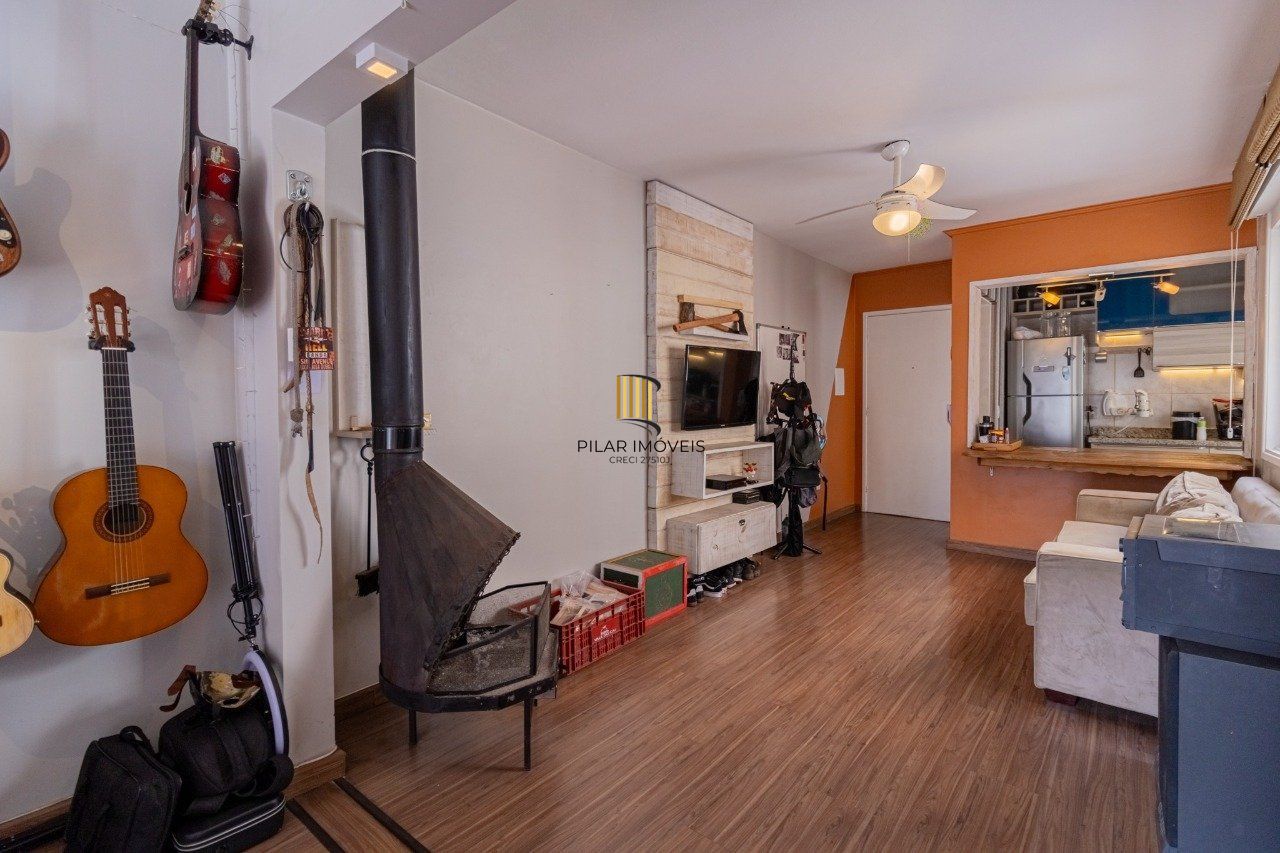 Apartamento de 2 dormitórios, transformado em 1, totalmente reformado.