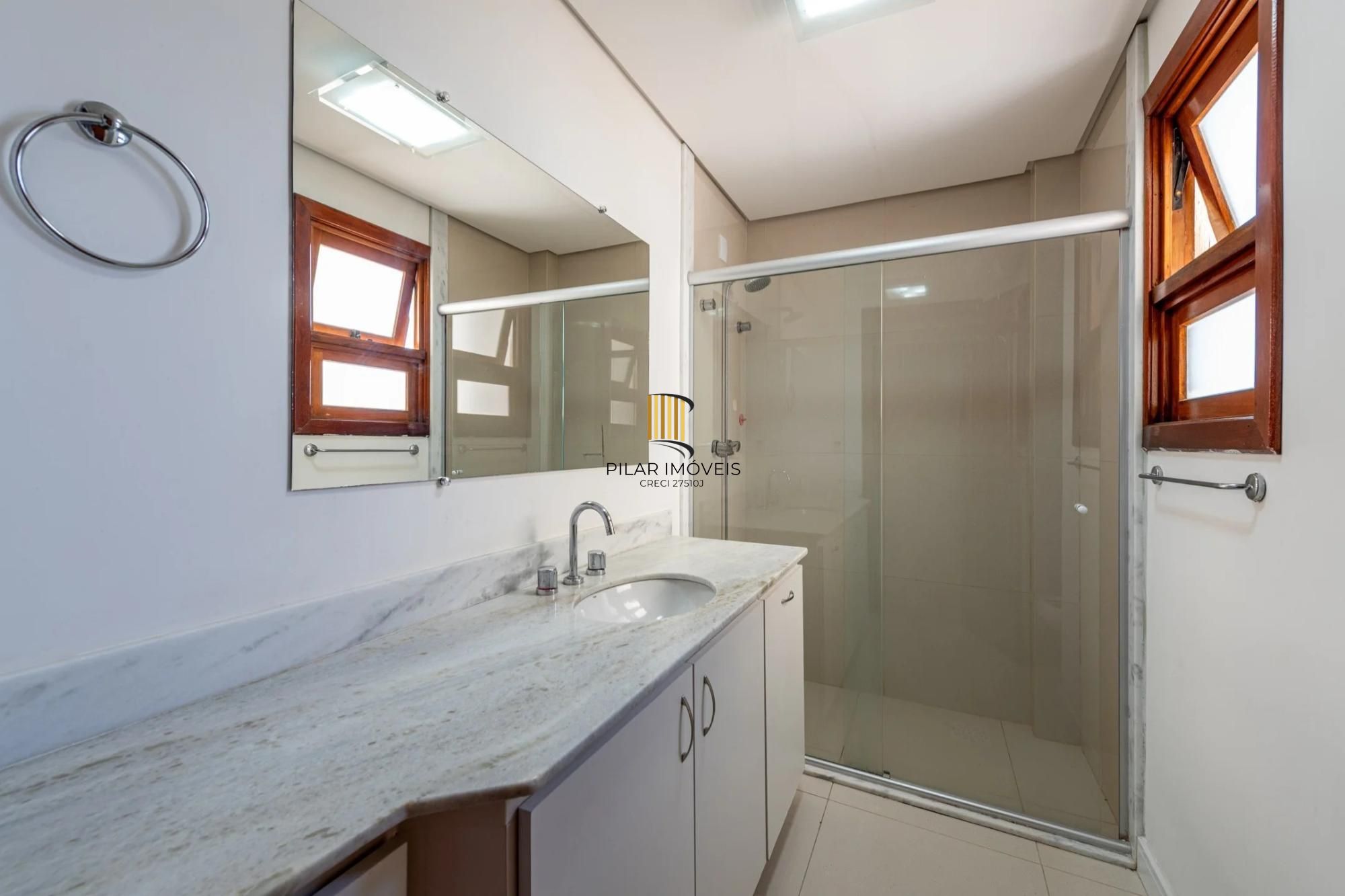 Casa em condomínio com 3 dormitórios, suíte e 2 vagas.