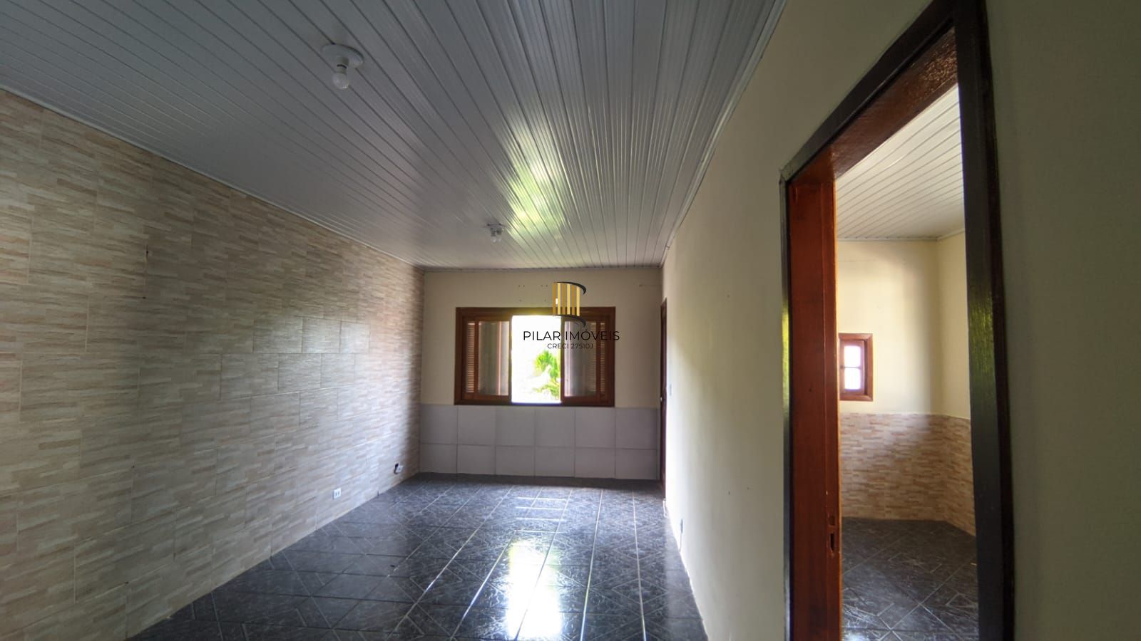 Casa à venda em Porto Alegre, Localizada na Avenida Vinte e Um de Abril, no bairro Sarandi