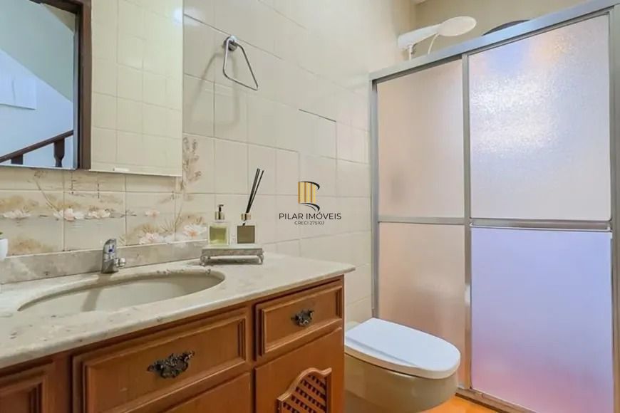 Casa térrea com 4 dormitórios, suíte e 2 vagas.