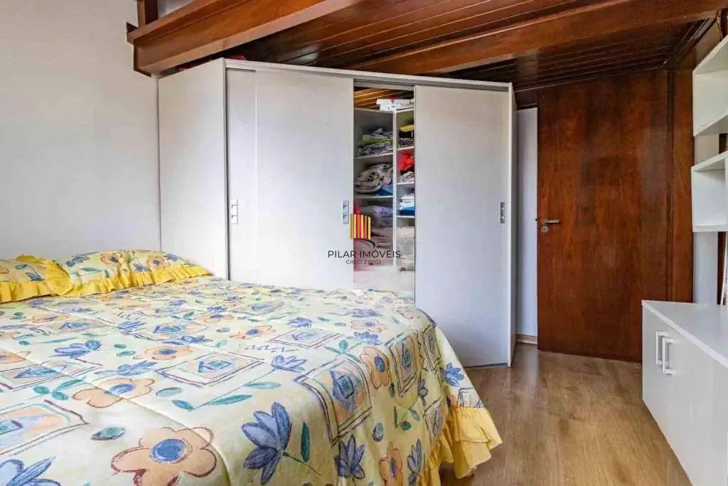 Casa com 4 dormitórios, suíte, piscina e 4 vagas.