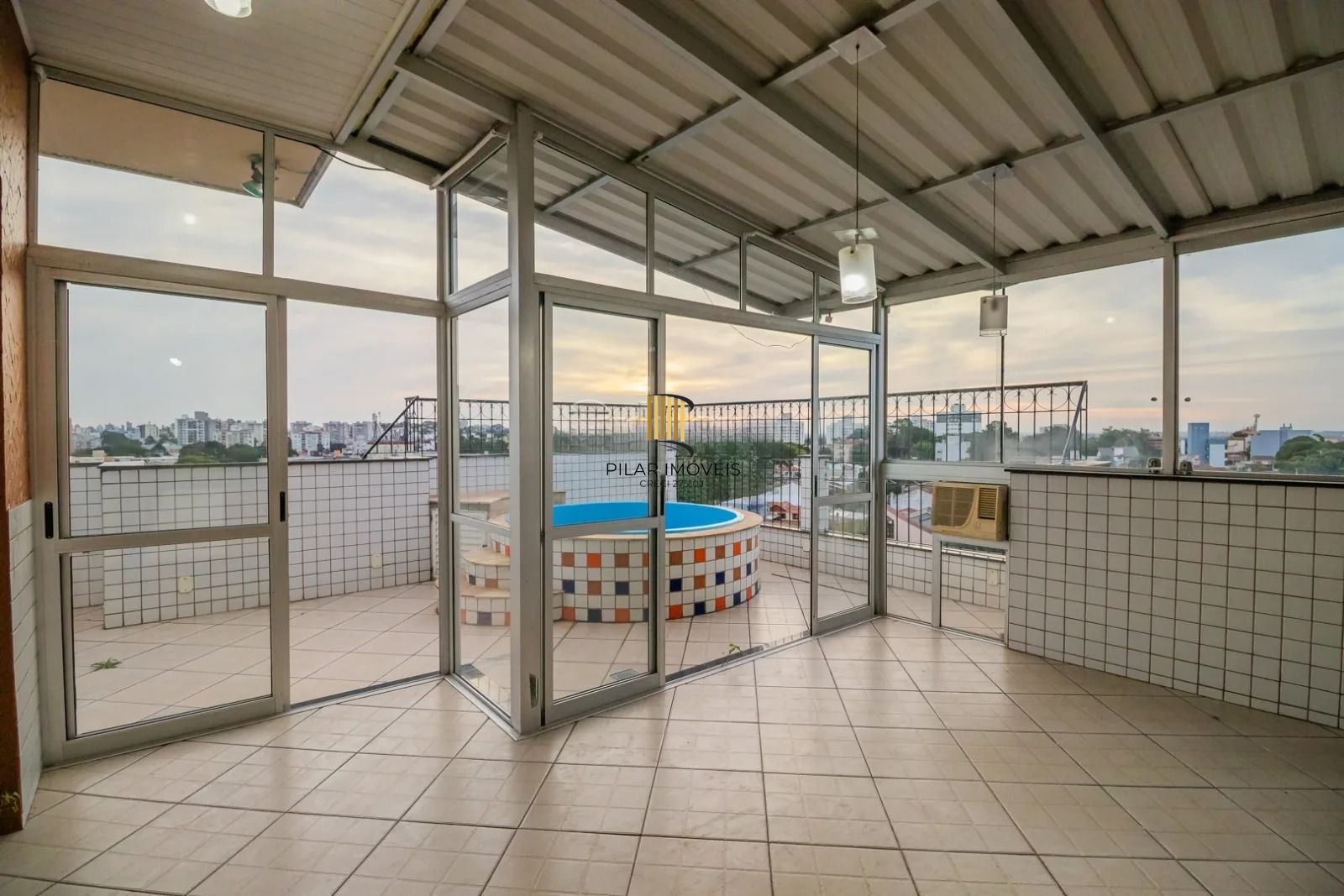 Cobertura com 3 dormitórios, suíte e 2 vagas.