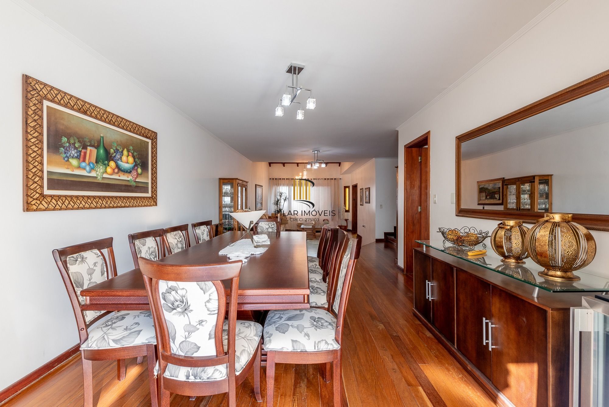 Casa com 5 Dormitórios, Suíte Master e Piscina no Jardim Planalto