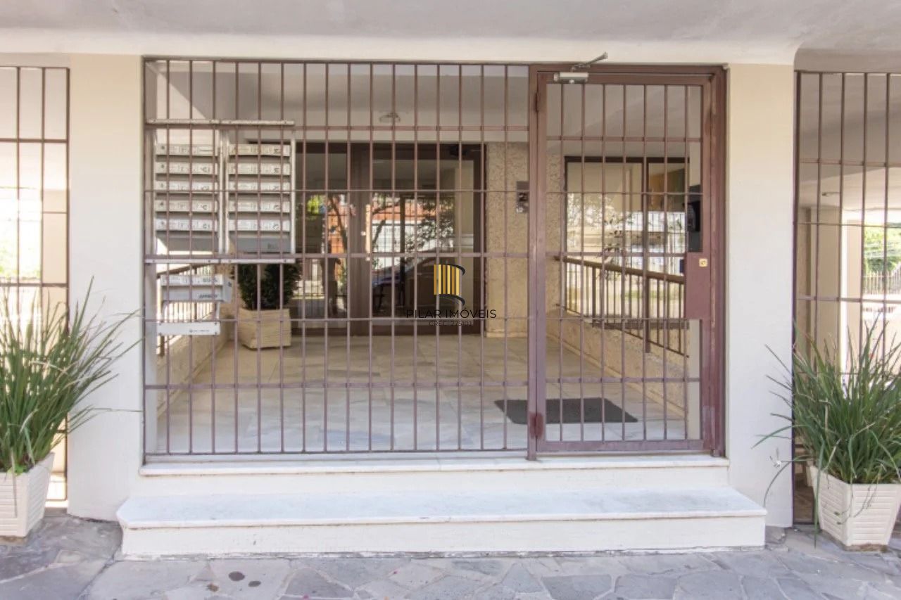 Apartamento com 3 dormitórios, 2 banheiros sociais e 2 vagas.