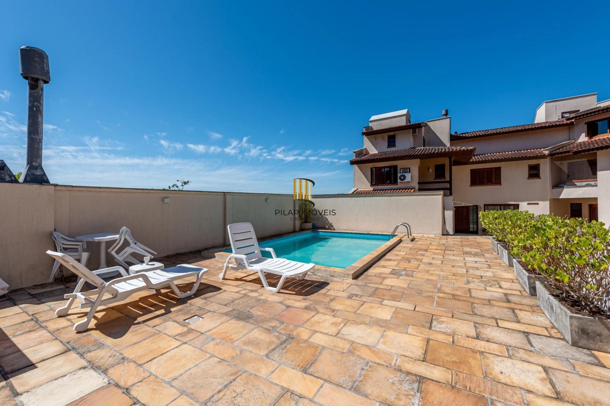 Casa em condomínio com 3 dormitórios, suíte e 2 vagas.