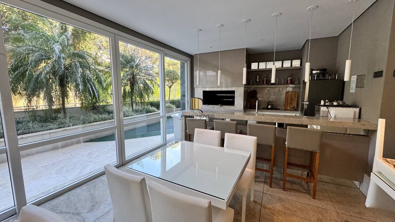 Amplo apartamento com 3 suítes, lavabo, lareira e 2 vagas individuais.