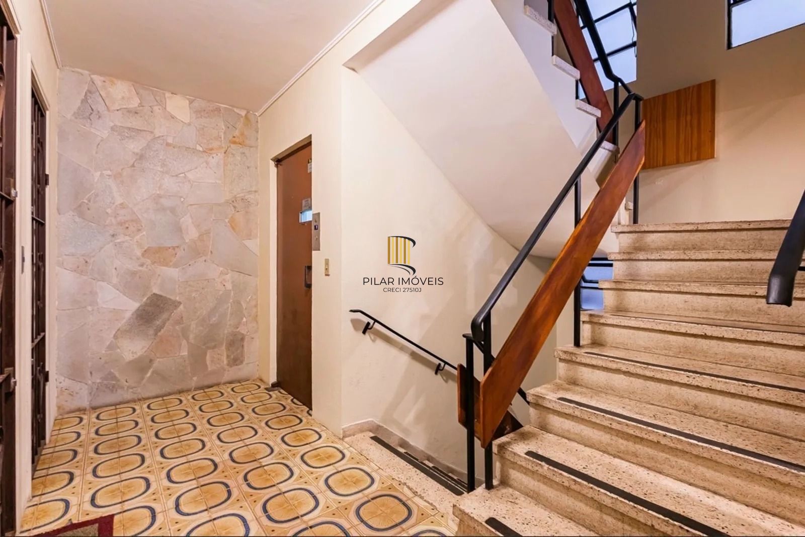 Apartamento de 2 dorm, 80m² privativos com vaga de garagem e elevador.