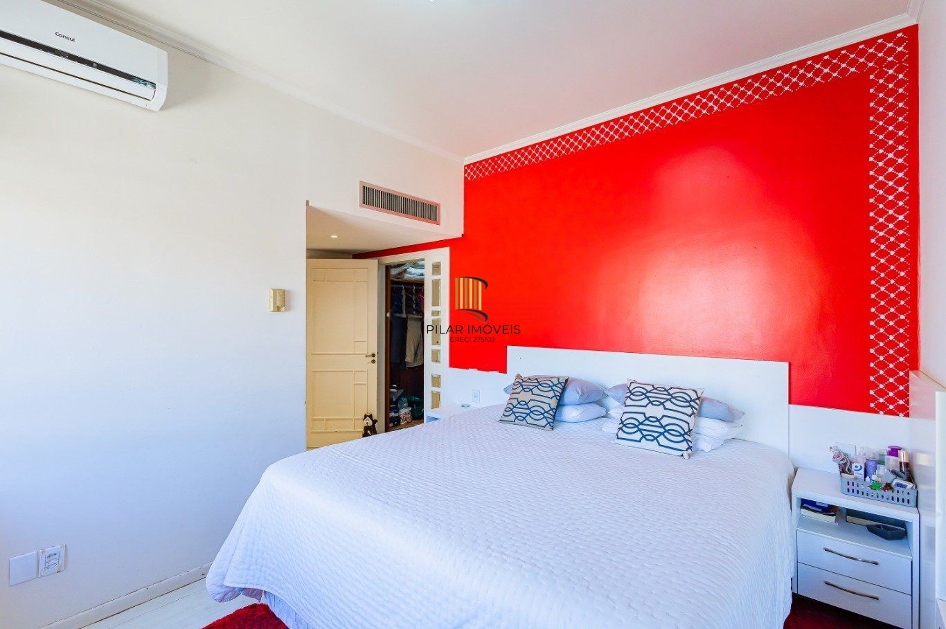 Amplo apartamento semimobiliado com lareira e 2 vagas