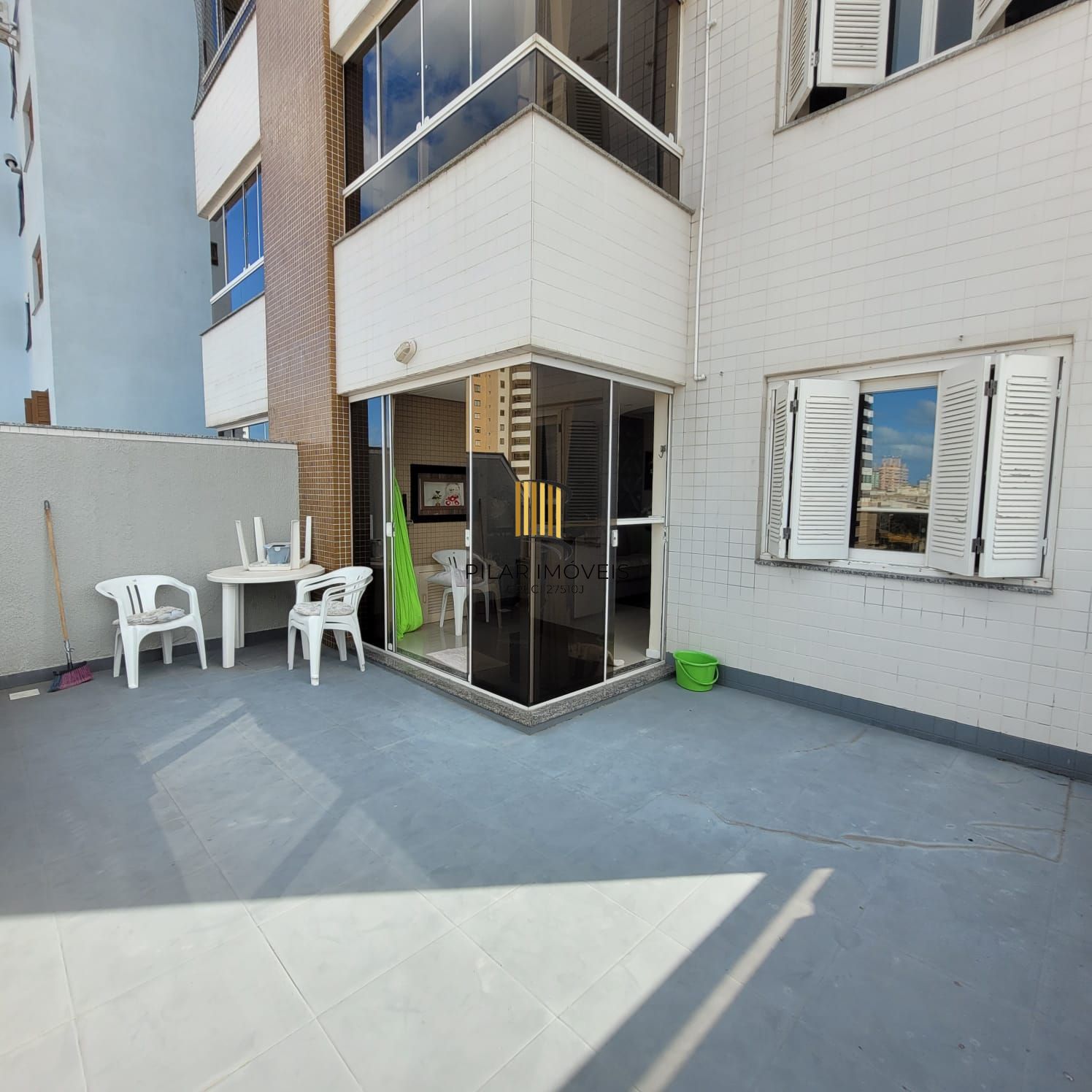 Apartamento com terraço, sacada, churrasqueira, 1 dor no Centro de Tramandaí
