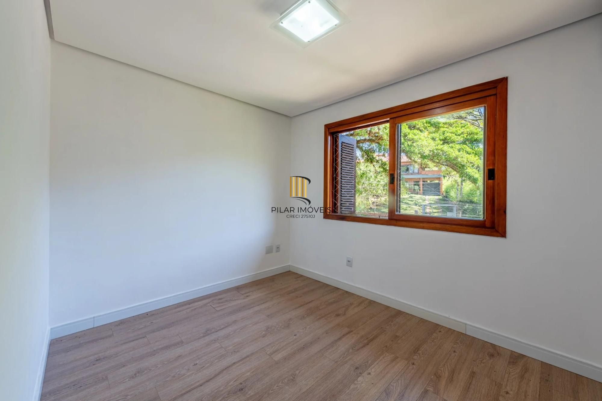 Casa em condomínio com 3 dormitórios, suíte e 2 vagas.