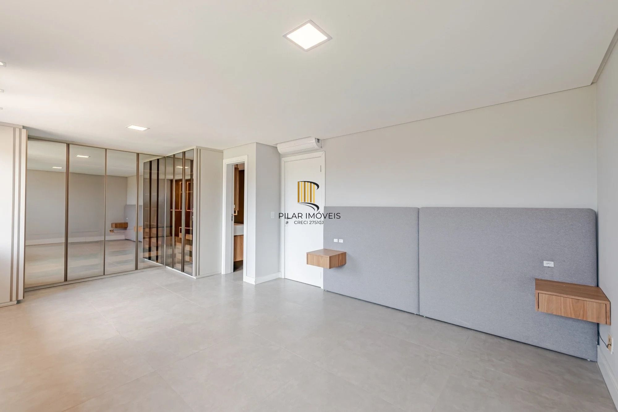 Casa em condomínio com 3 dormitórios, suíte e 3 vagas.