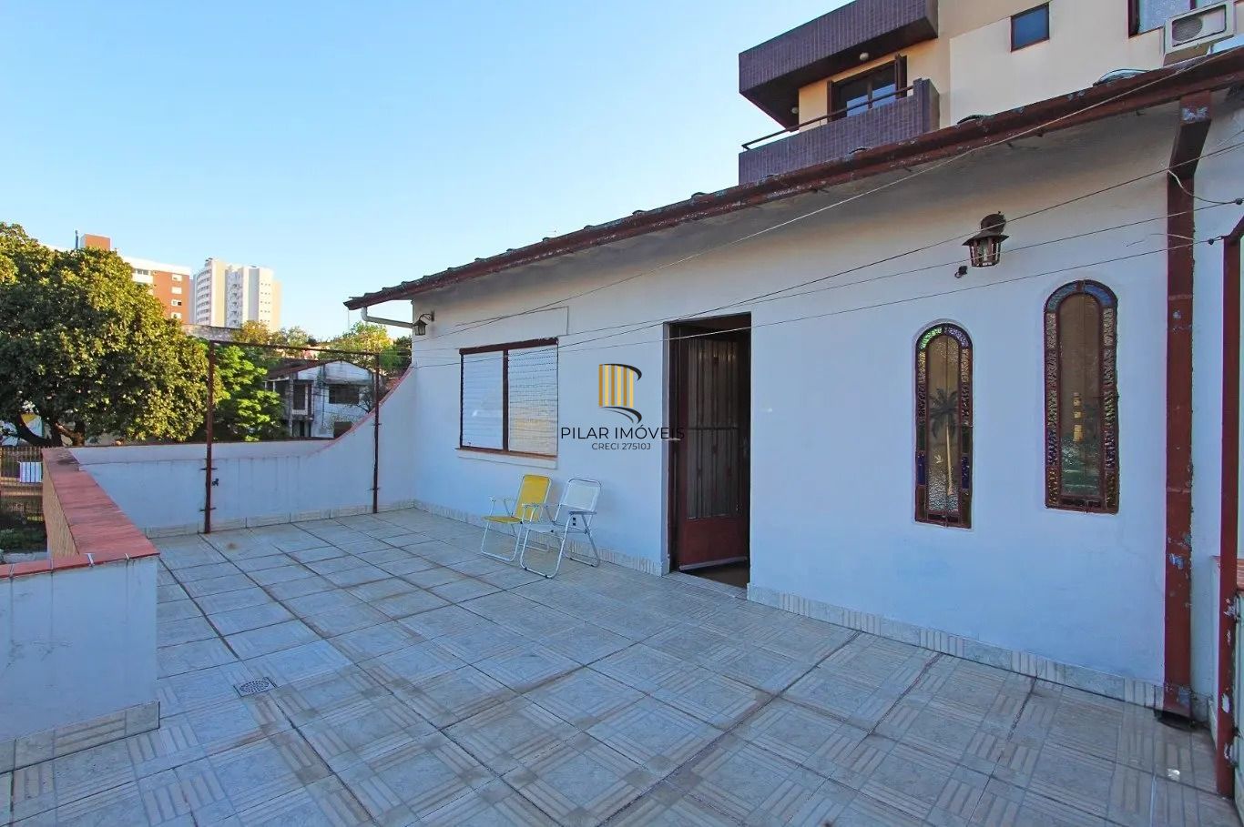 Ampla casa com 5 dormitórios e terraço no Passo da Areia