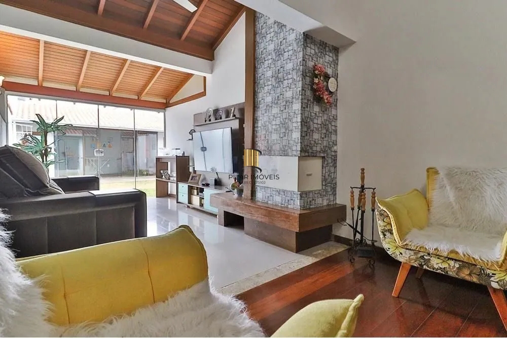 Casa térrea com 2 dormitórios, lavabo, espaço gourmet e 2 vagas.