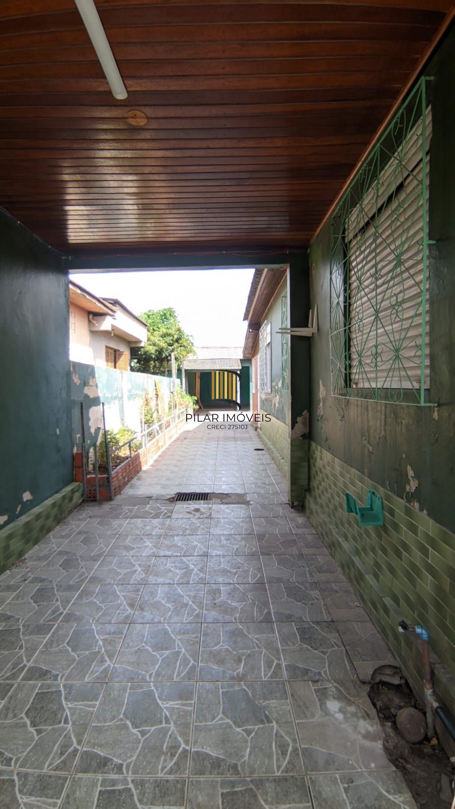 Casa à venda em Porto Alegre, Localizada na Avenida Vinte e Um de Abril, no bairro Sarandi