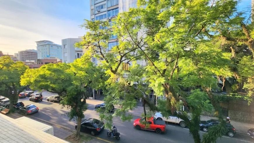 Apartamento 3 dormitórios, suíte, semimobiliado e duas vagas de garagem.