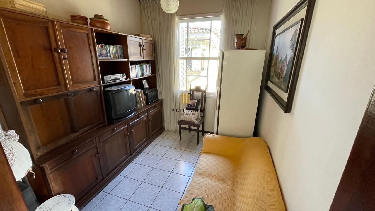 Casa com pátio com 3 dormitórios, 2 banheiros e 4 vagas.