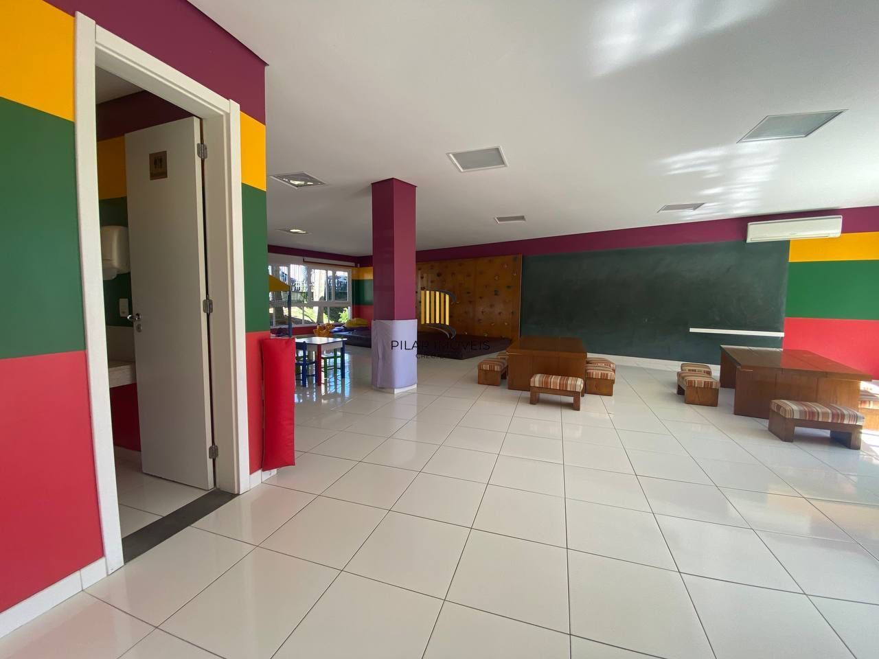 Apartamento mobiliado com sacada e churrasqueira