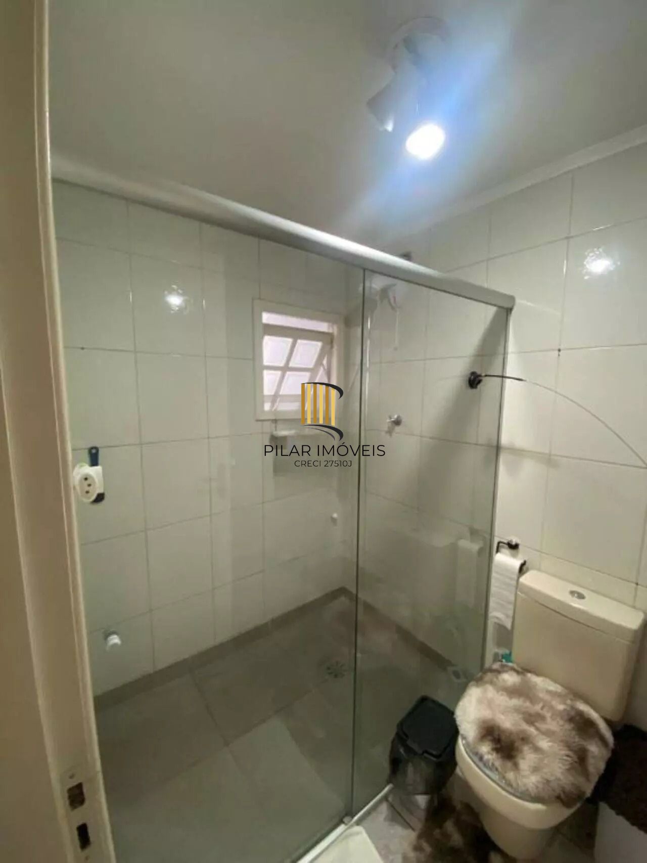 Casa com Duas Residências e Pátio Amplo no Bairro Tranquilo