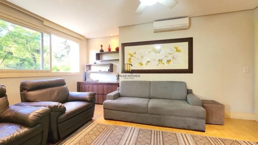 Apartamento 3 dormitórios, suíte, semimobiliado e duas vagas de garagem.