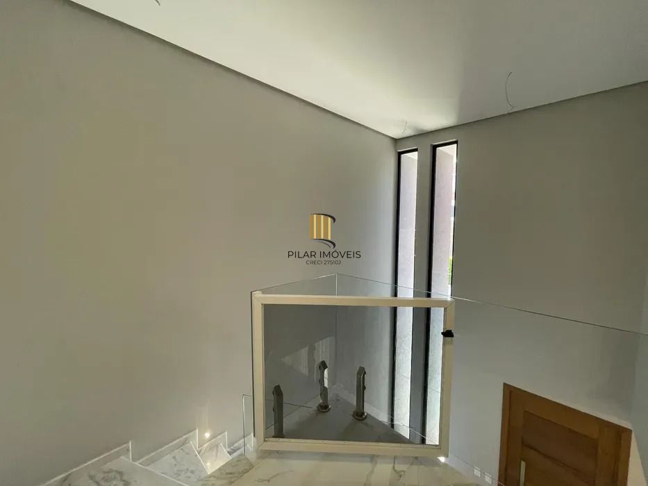 Casa em condomínio com 3 dormitórios, suíte e 2 vagas.