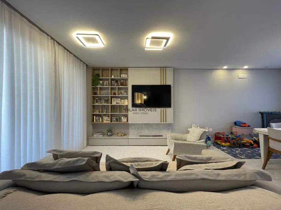 Casa em condomínio com 3 dormitórios, suíte e 2 vagas.