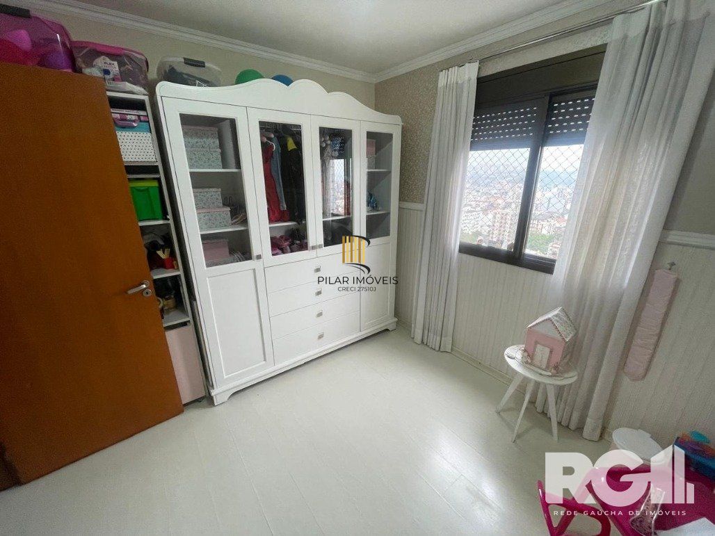 Apartamento com 3 dormitórios, 1 suíte, lavabo, 2 vagas cobertas, semimobiliado, churrasqueira e lareira.