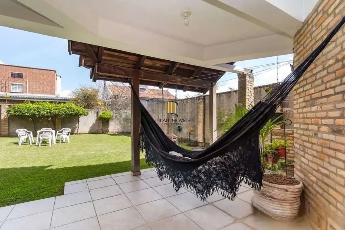 Casa térrea com 5 dormitórios, 2 suítes, 3 vagas.