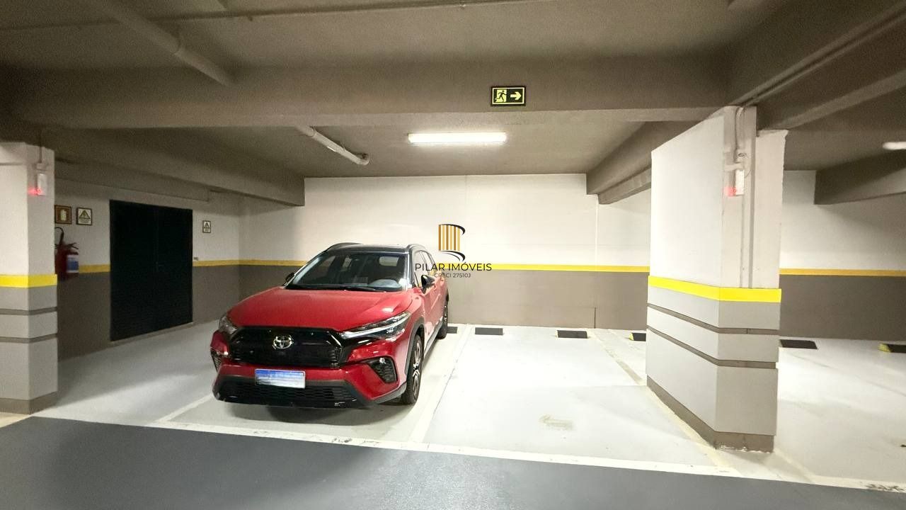 Apartamento mobiliado de 2 dormitórios com suíte e 2 vagas no Petrópolis