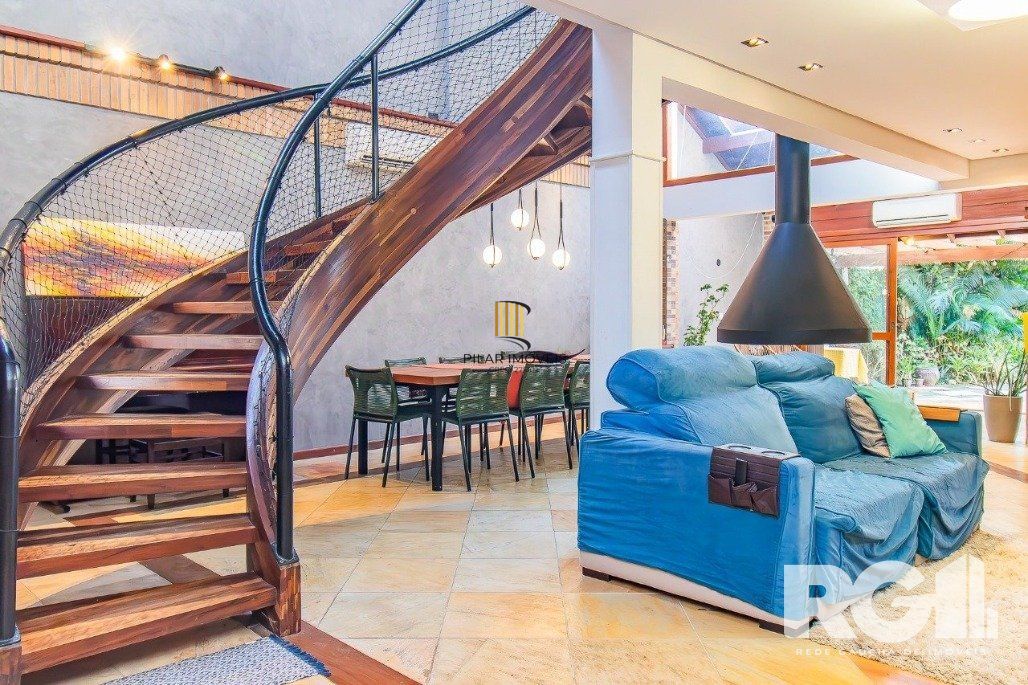 Casa espaçosa com 3 dormitórios, pátio com piscina e 4 vagas