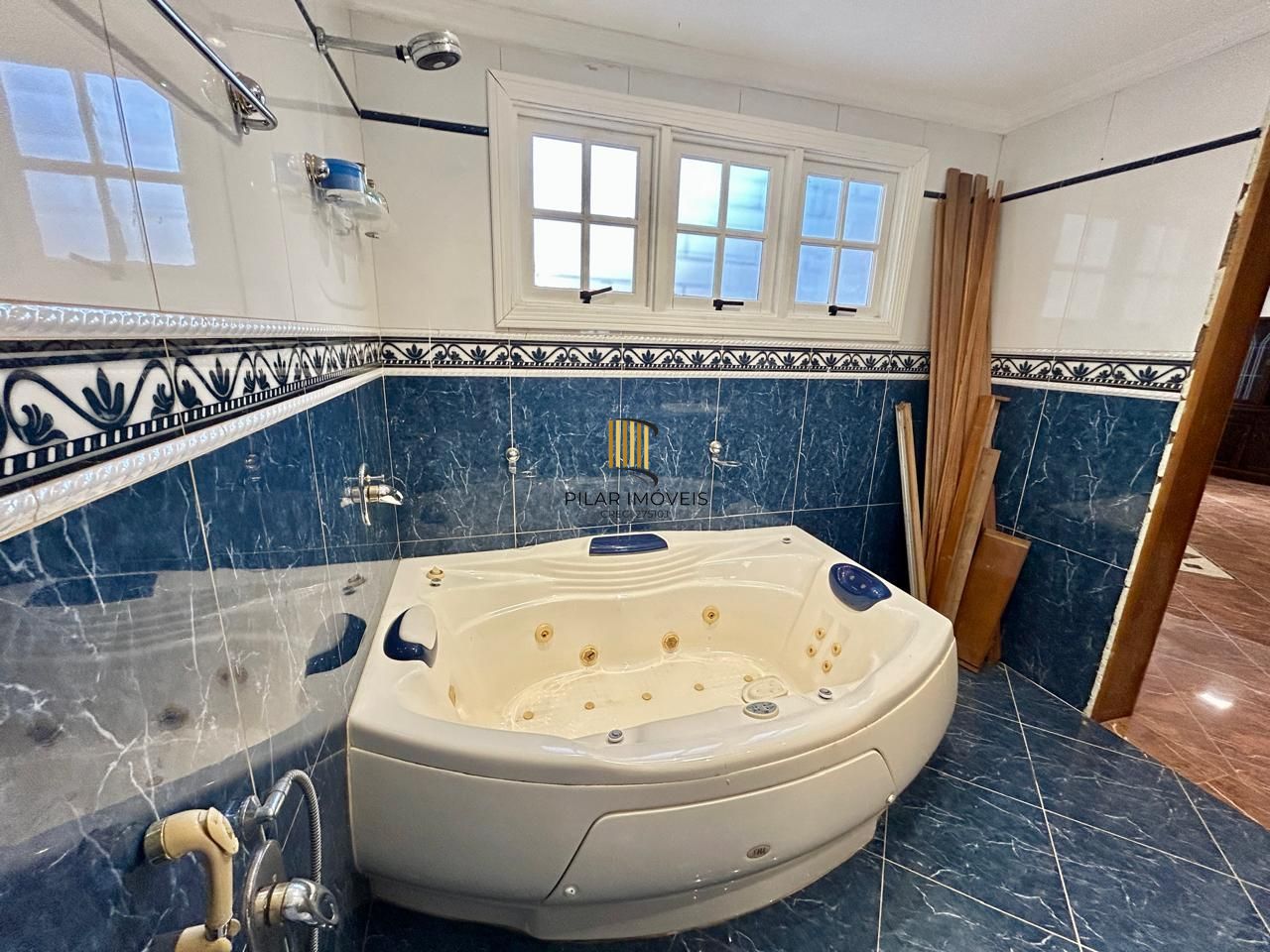 Casa 8 dormitórios, 5 banheiros e 6 vagas no Bairro São João Porto Alegre