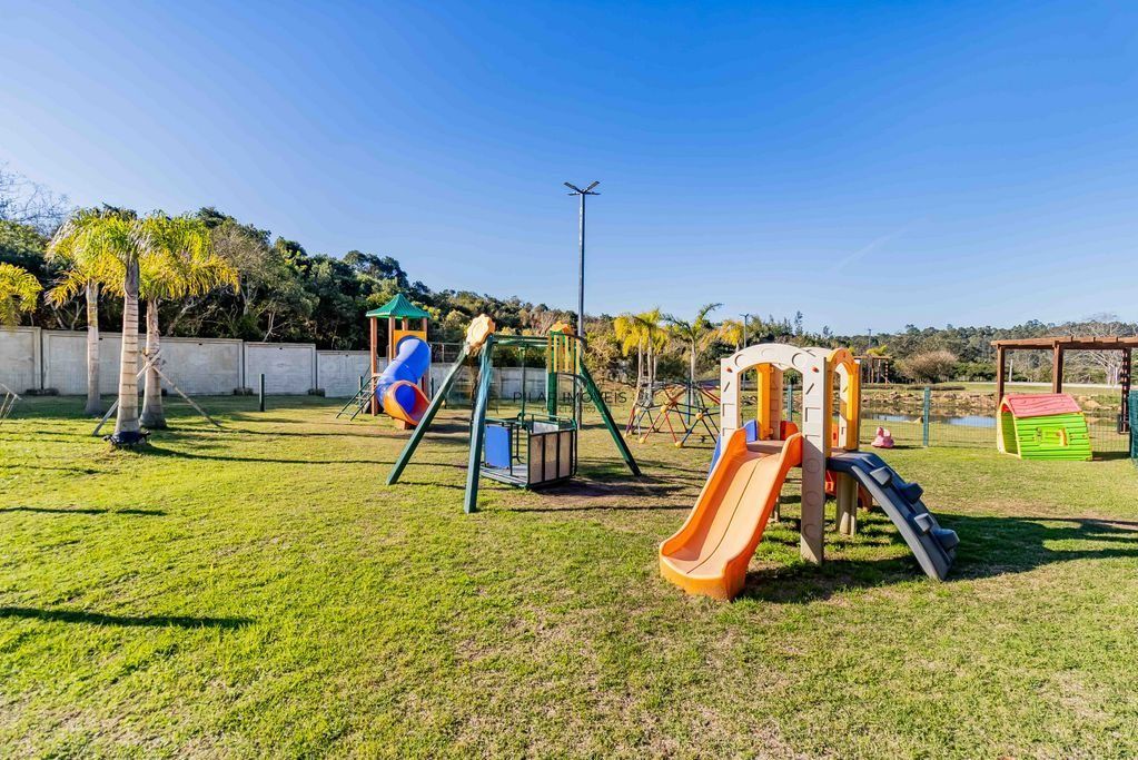 Casa em condomínio com 3 dormitórios, 2 suítes, churrasqueira, lareira e 2 vagas.