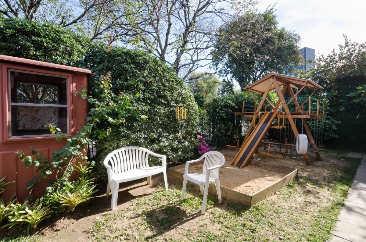 Casa em condomínio de 3 dormitórios sendo 1 suíte e 2 vagas de garagem no bairro Pedra Redonda, Zona Sul de Porto Alegre, RS.