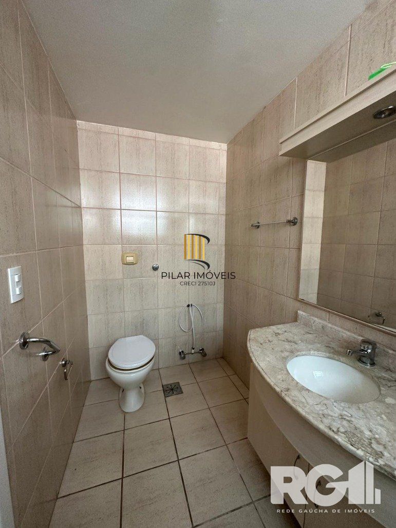 Casa reformada com pátio e espaço gourmet em frente à praça
