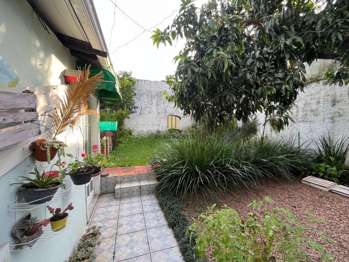 Casa com 3 dormitórios, suíte, 3 vagas de garagem.