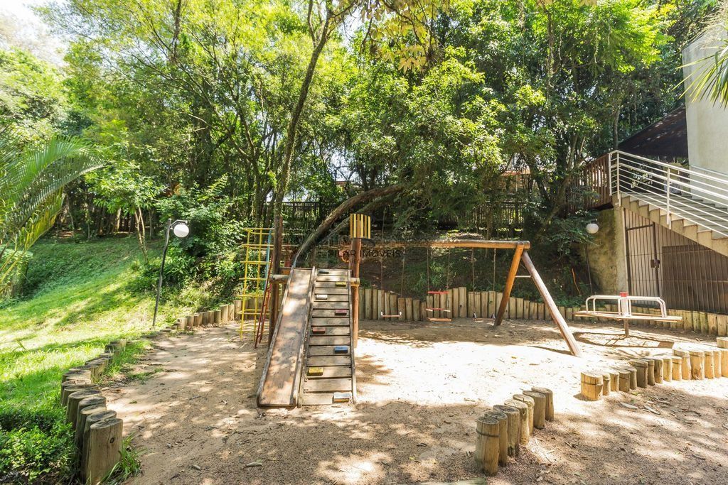 Casa em condomínio com 3 dormitórios, suíte e pátio amplo – 147m²