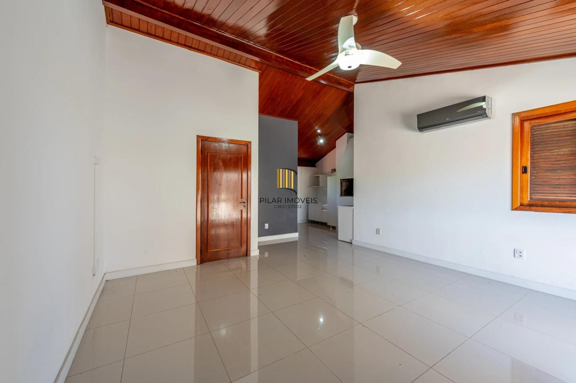 Casa em condomínio com 3 dormitórios, suíte e 2 vagas.