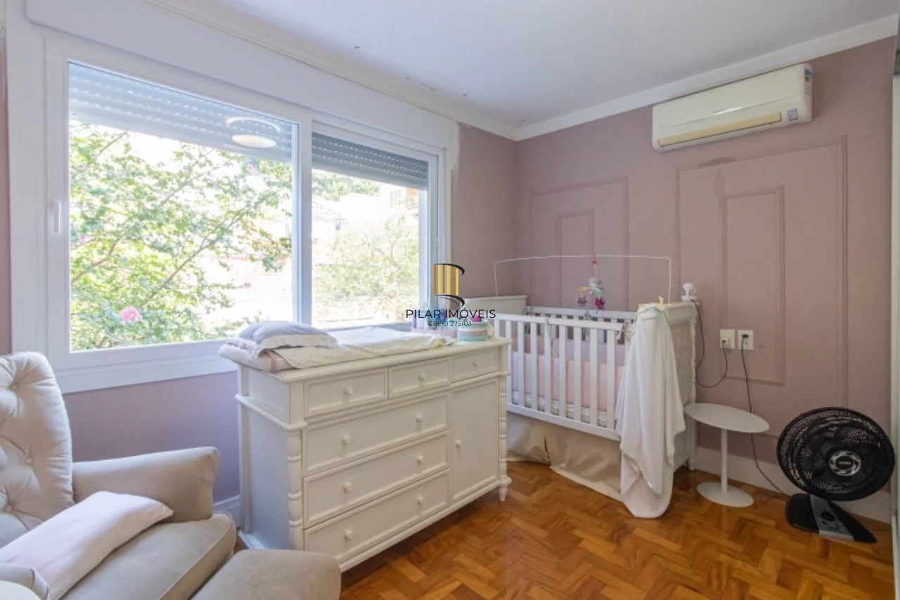 Apartamento com 3 dormitórios, 2 banheiros sociais e 2 vagas.