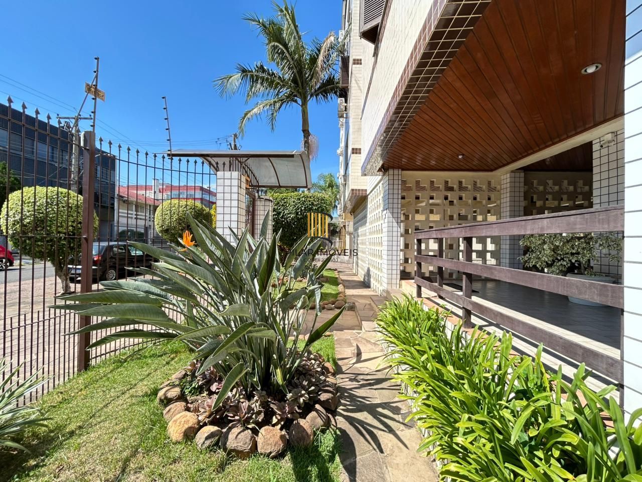 Apartamento de 2 dormitórios, suíte, sacada com churrasqueira e vaga coberta.