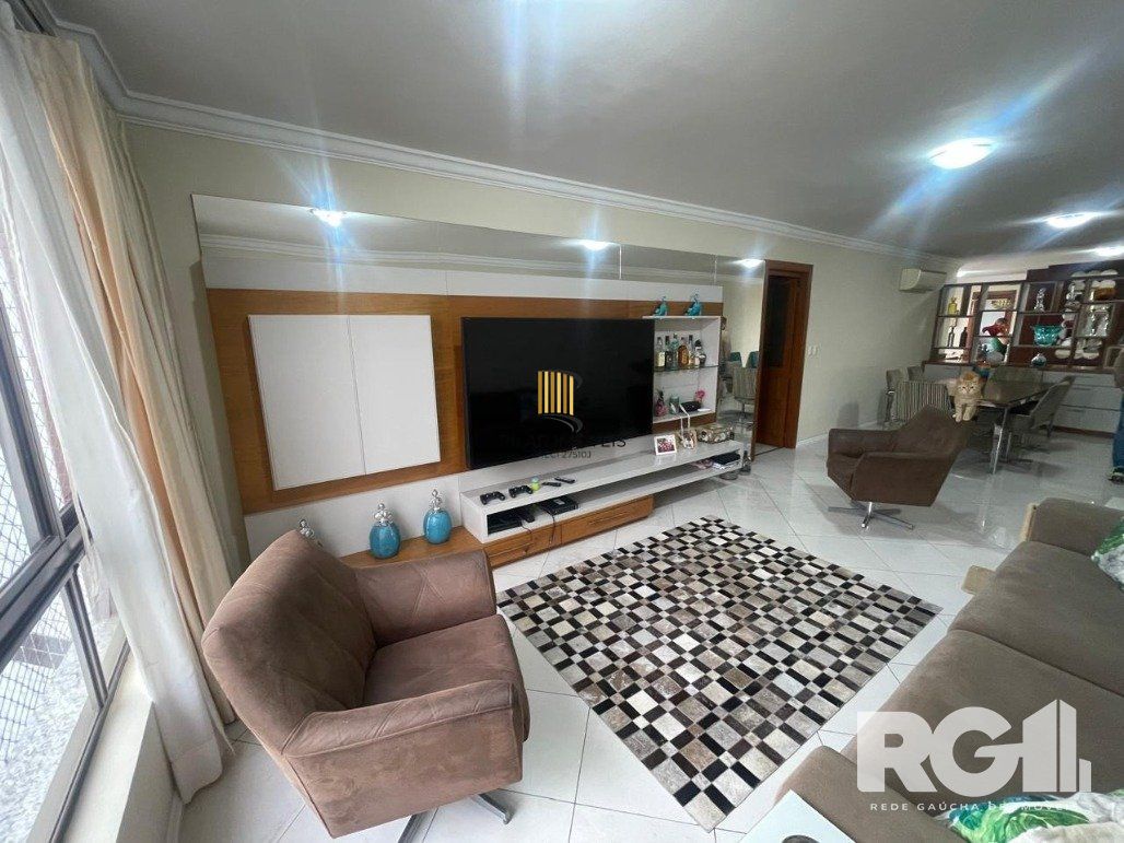 Apartamento com 3 dormitórios, 1 suíte, lavabo, 2 vagas cobertas, semimobiliado, churrasqueira e lareira.