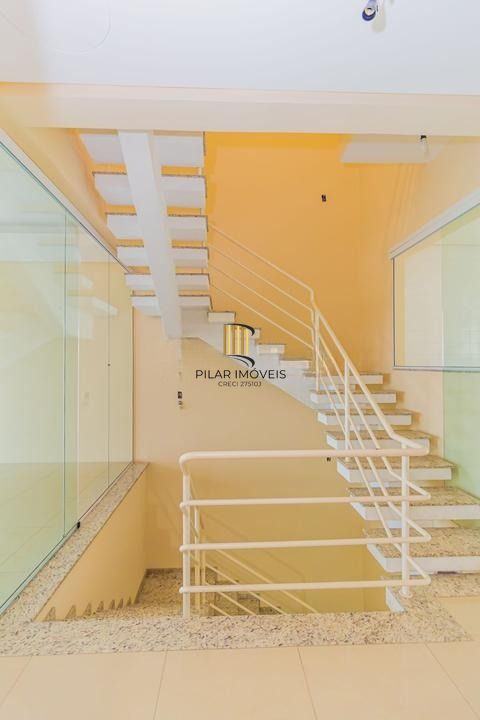 Casa com 3 dormitórios, suíte, lavabo e amplo pátio.