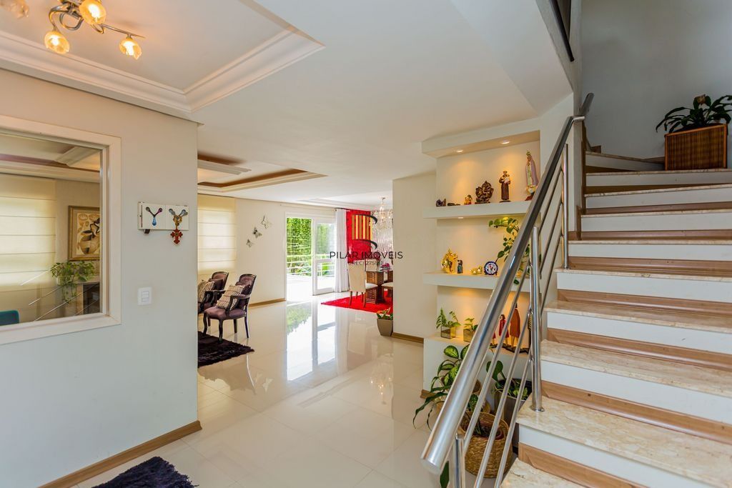 Casa em Condomínio com 3 dormitórios, suíte e 2 vagas cobertas.