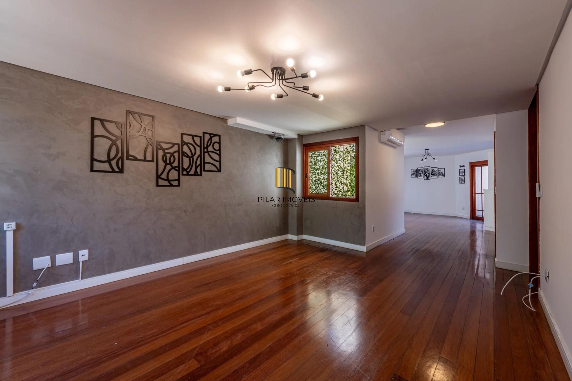 Casa em condomínio com 3 dormitórios, suíte e 2 vagas.