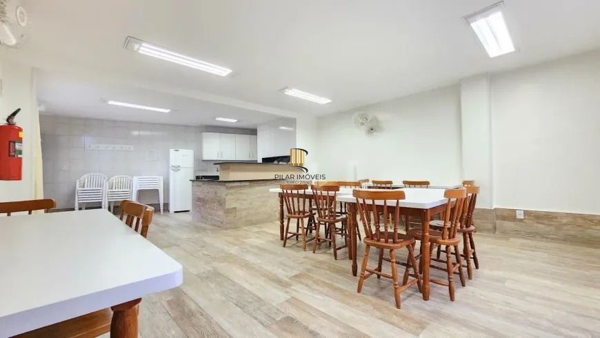 Apartamento 3 dormitórios, suíte, semimobiliado e duas vagas de garagem.