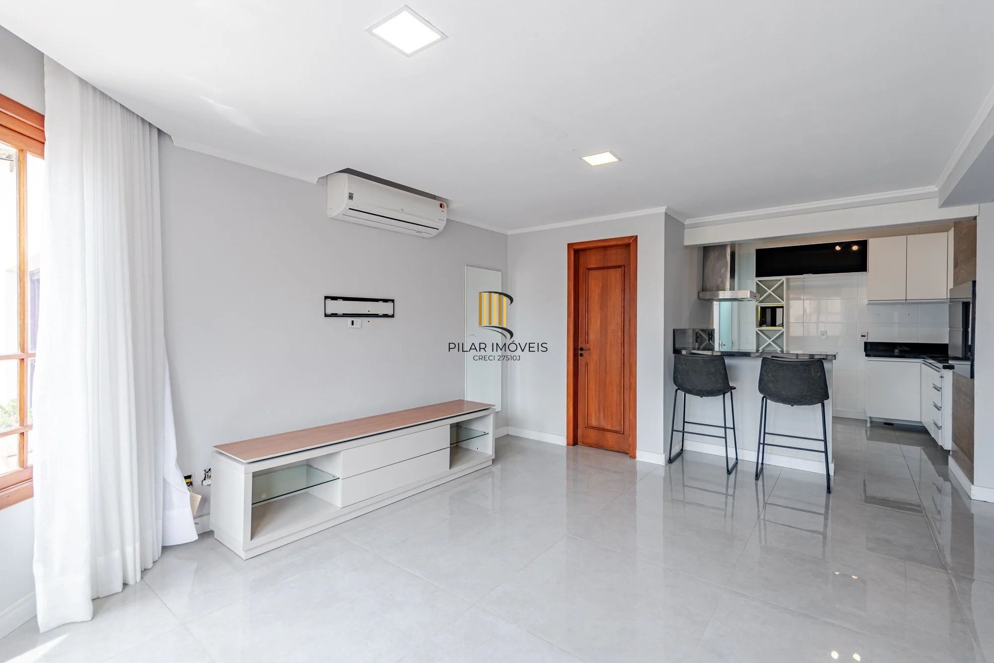 Casa em condomínio com 3 dormitórios, suíte e 3 vagas.