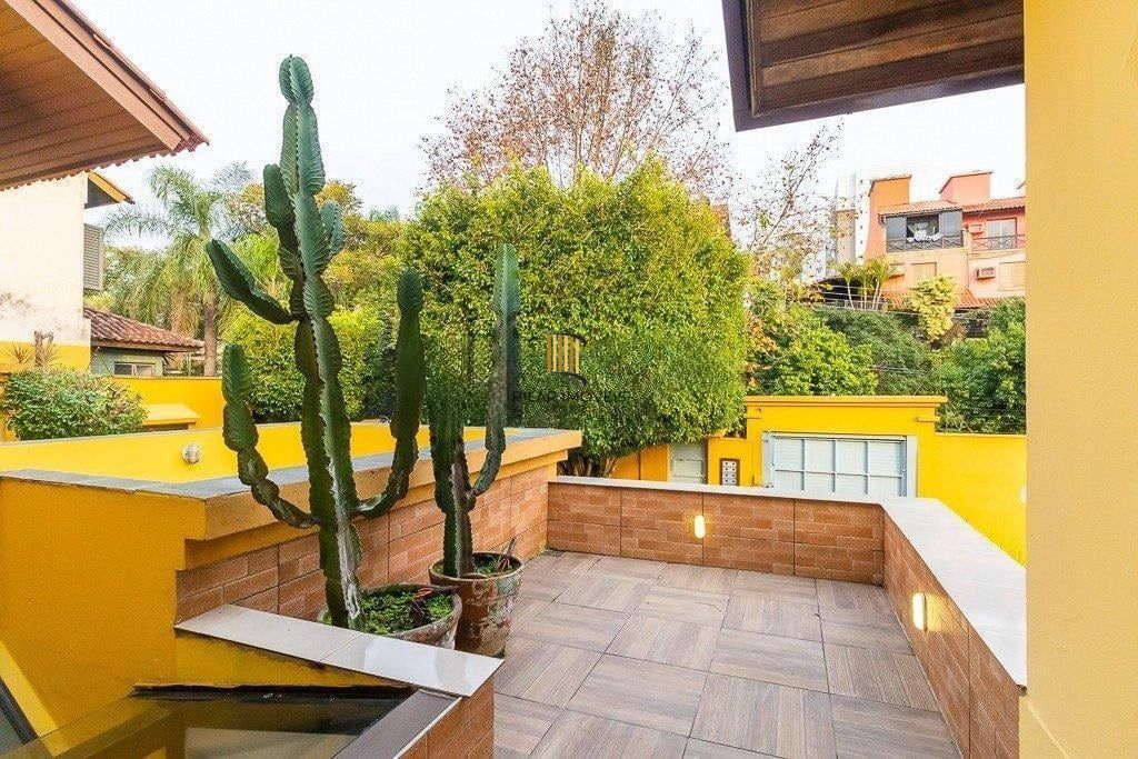 Casa em condomínio com 4 quartos, 2 suítes e 2 vagas à - Jardim Sabara