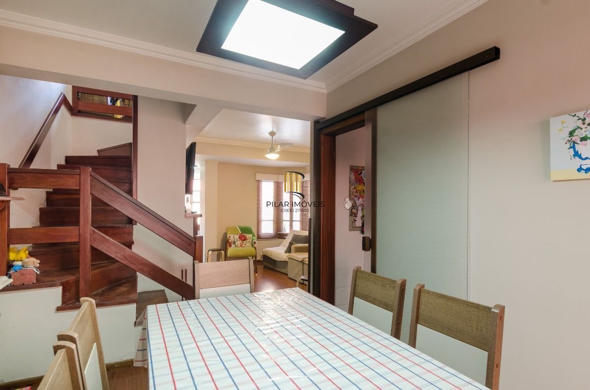 Casa em condomínio de 3 dormitórios sendo 1 suíte e 2 vagas de garagem no bairro Pedra Redonda, Zona Sul de Porto Alegre, RS.